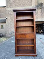 Mooie houten boekenkast met lades