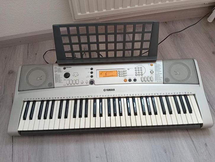 Yamaha psr 313. Mooi beginners keyboard., Muziek en Instrumenten, Keyboards, Zo goed als nieuw, 61 toetsen, Yamaha, Met standaard