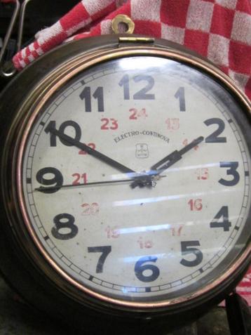Antieke elektrische wand klok beschikbaar voor biedingen