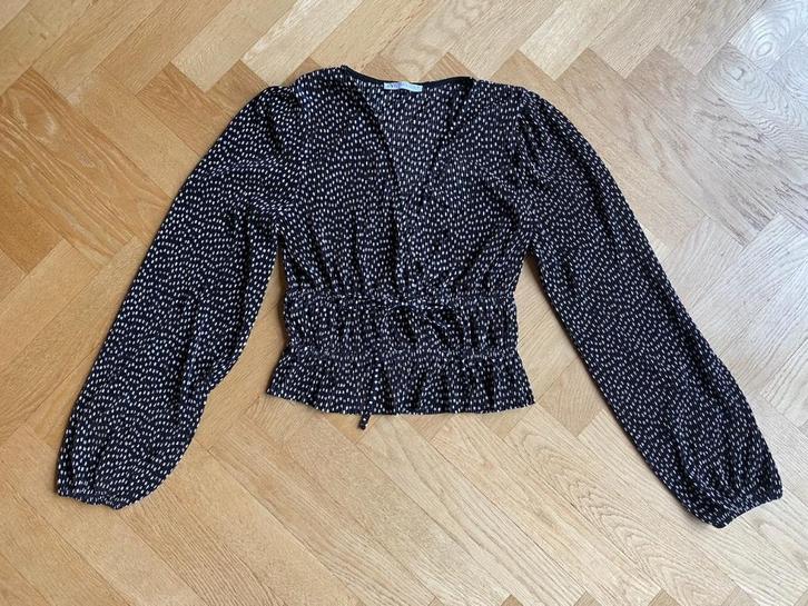 Zwart zilvergrijs plisse overslag top Zara maat M, Kleding | Dames, Tops, Zo goed als nieuw, Maat 38/40 (M), Zwart, Lange mouw