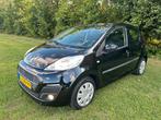 Peugeot 107 1.0 12V 5DR 2013 Zwart, Auto's, Voorwielaandrijving, Euro 5, Stof, 4 stoelen
