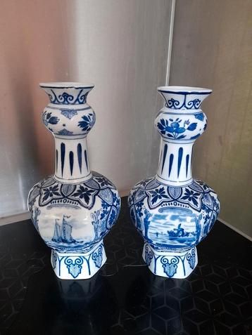 2 Delfts Blaauw knobbelvazen beschikbaar voor biedingen