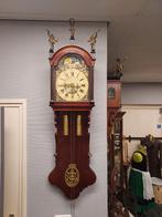 Friese staartklok, mahonie kast met beelden, groot formaat., Antiek en Kunst, Antiek | Klokken, Ophalen