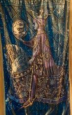 Oud wandkleed met afbeelding van gekroonde vrouw te paard., Ophalen of Verzenden