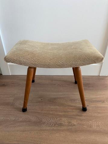 Vintage retro voetenbankje krukje poef scheve houten poten beschikbaar voor biedingen