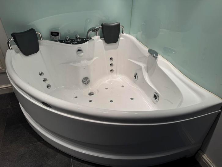 Luxe Oceana hoekbad/ bubbelbad, Doe-het-zelf en Verbouw, Sanitair, Gebruikt, Bad, Chroom, Ophalen