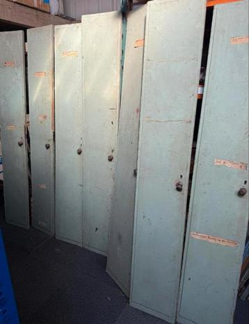 Vintage oude smalle houten kastdeuren beschikbaar voor biedingen