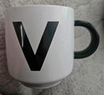 Mok met letter V, Huis en Inrichting, Keramiek, Ophalen of Verzenden, Zo goed als nieuw, Effen