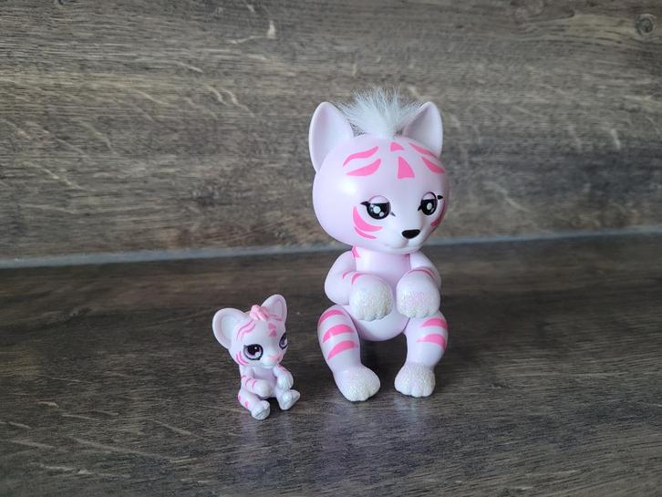 WowWee Fingerlings roze tijger met welpje, Verzamelen, Poppetjes en Figuurtjes, Zo goed als nieuw, Ophalen of Verzenden