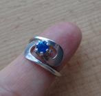 zilveren design ring met hel blauw steentje [1151], Verzenden, Zo goed als nieuw, 17 tot 18, Dame