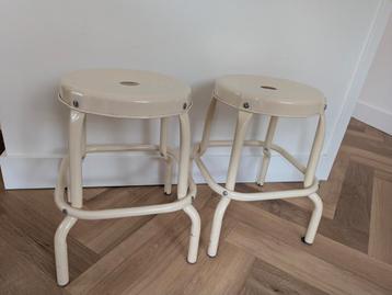 2x nostalgische metalen krukjes creme beschikbaar voor biedingen