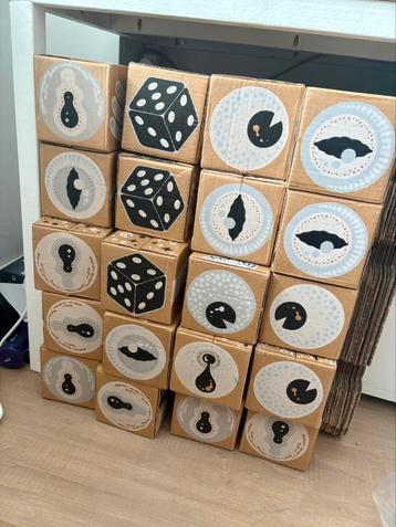 21 kartonnen speelblokken dozen beschikbaar voor biedingen