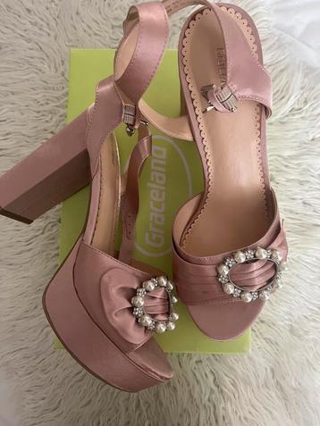 Niewe hakjes! Oud roze met steentjes beschikbaar voor biedingen