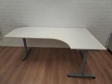 Groot hoekbureau met houtenblad beschikbaar voor biedingen
