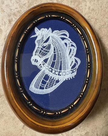 Fraai houten lijstje met paardenhoofd van kant, vintage beschikbaar voor biedingen