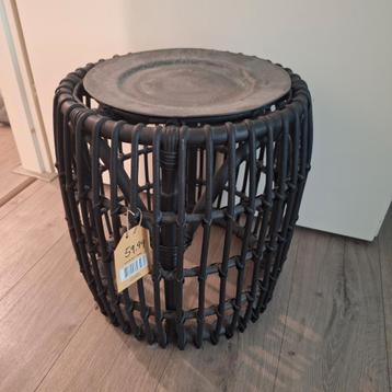 Zwarte rotan bijzettafel / kruk / poef beschikbaar voor biedingen