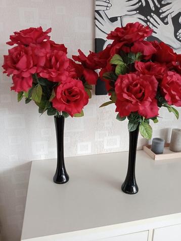 2 zwarte siervaasjes met boeket (nep) rozen. Moeten weg. beschikbaar voor biedingen