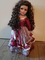 Porseleinen pop bordeaux rood met standaard, Verzamelen, Poppen, Ophalen of Verzenden, Zo goed als nieuw, Pop