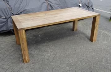 Zware Houten Eettafel beschikbaar voor biedingen