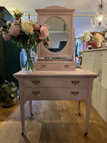 Brocante kaptafel in zacht roze, vintage make-up tafel VdlM beschikbaar voor biedingen