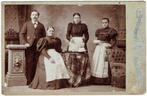 Kabinetfoto Familie Boerendonk Dienstbodes 1895 te Rotterdam, Verzamelen, Gebruikt, Foto, Klederdracht, Ophalen of Verzenden