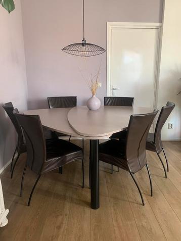 Tafel van castelijn en stoeltjes van montis beschikbaar voor biedingen