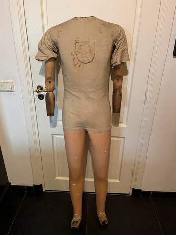 Oude mannequin beschikbaar voor biedingen