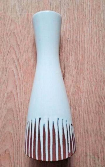 Vintage vaasje jaren '60 met slanke hals. beschikbaar voor biedingen