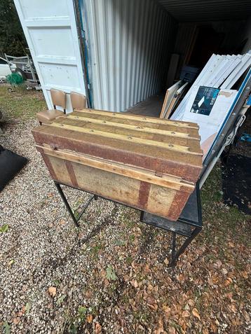 Oude houten schatkist beschikbaar voor biedingen
