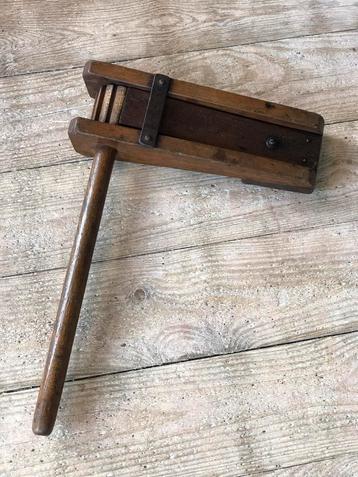Antieke houten ratel gemerkt S H klikspaan instrument beschikbaar voor biedingen