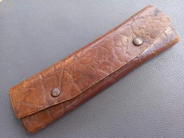 Oud lederen potloden etui. beschikbaar voor biedingen