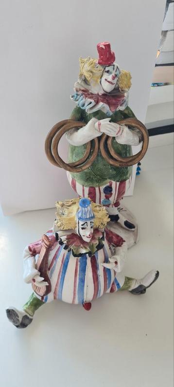 Twee Handgemaakte Porseleinen Clown Beeldjes beschikbaar voor biedingen