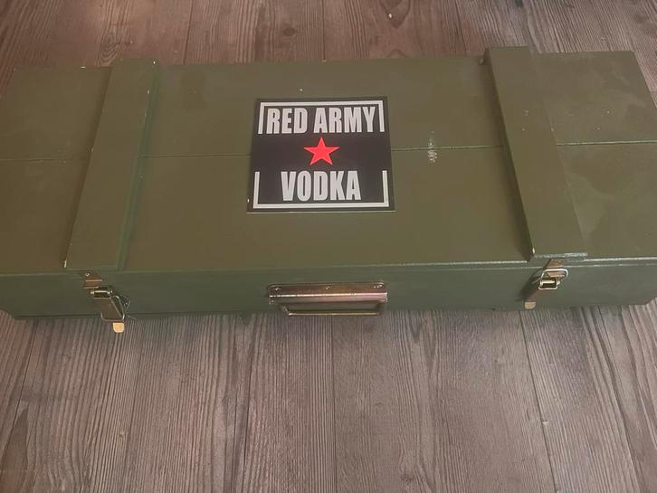 Red Army Kalashnikov Vodka Kist (Exclusief Vodka), Verzamelen, Glas en Borrelglaasjes, Zo goed als nieuw, Overige typen, Ophalen of Verzenden