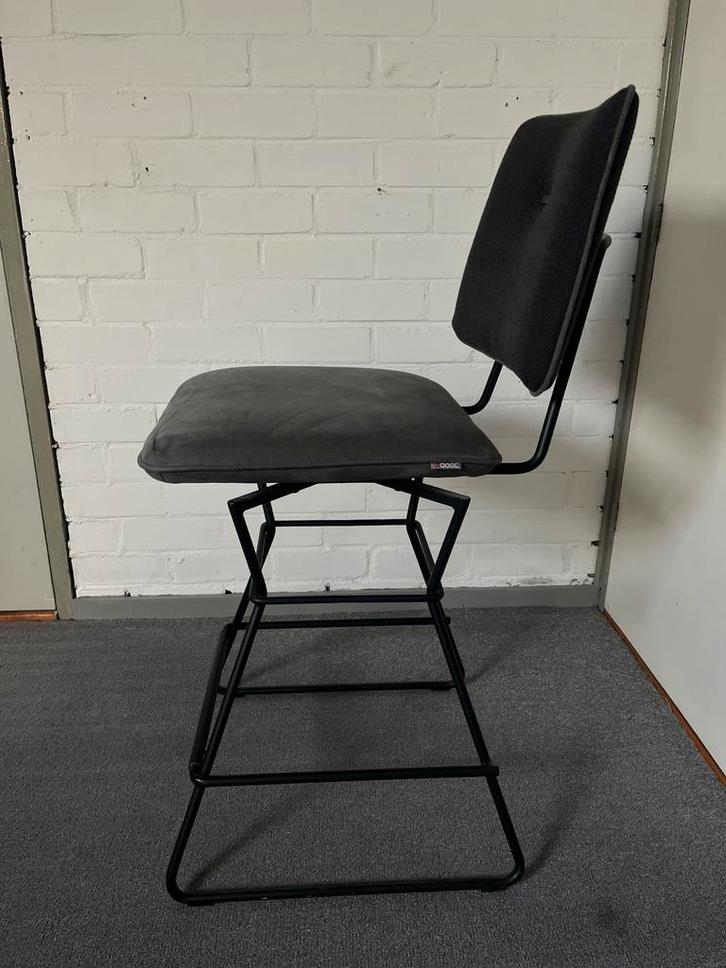 barkruk van XOOON – model OTIS, Huis en Inrichting, Barkrukken, Zo goed als nieuw, 60 tot 90 cm, Metaal, 1 kruk, Draaibaar, Ophalen