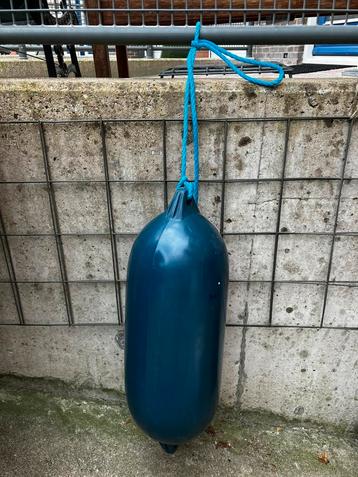 grote blauwe stootwil/ stootkussen/ fender (24 x 70 cm) beschikbaar voor biedingen