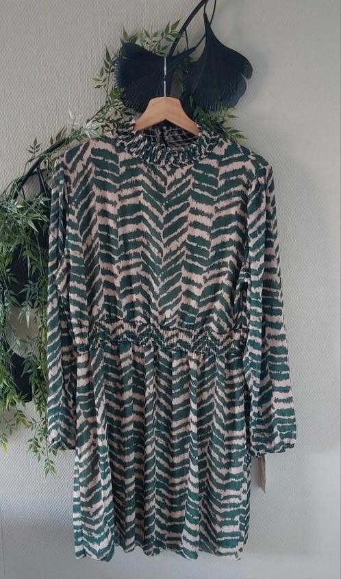 JURK groen beige print M🙂, Kleding | Dames, Jurken, Nieuw, Maat 38/40 (M), Groen, Boven de knie, Ophalen of Verzenden