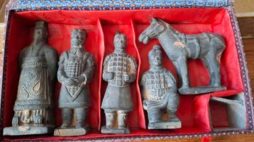 Terracotta Leger Beelden in Doos beschikbaar voor biedingen