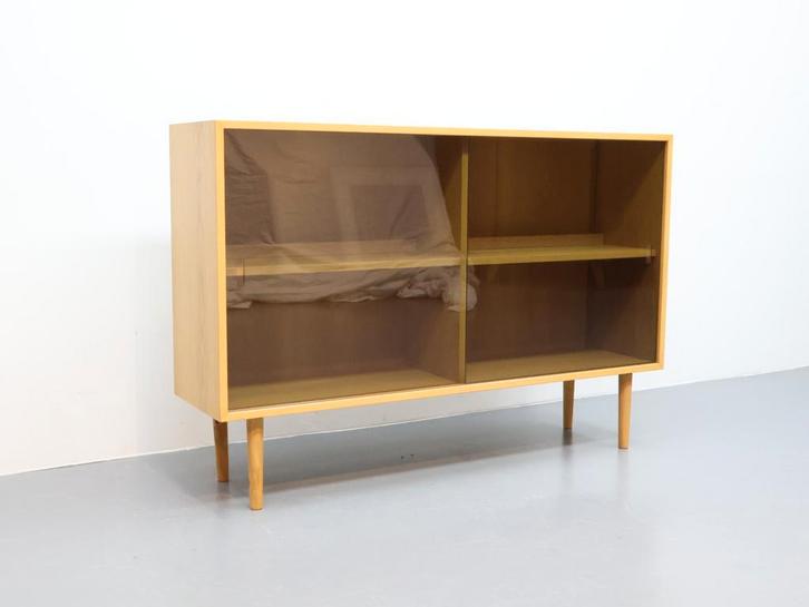 Deense vitrinekast rookglazen deuren blond eiken, Huis en Inrichting, Kasten | Vitrinekasten, Gebruikt, Minder dan 100 cm, 25 tot 50 cm