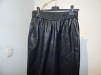 Femmes du sud leder look broek driekwart elastisch tailleS.M, Kleding | Dames, Verzenden, Zwart, Zo goed als nieuw, Driekwart