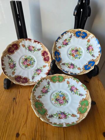 3 bordjes, rood, blauw en groen beschikbaar voor biedingen