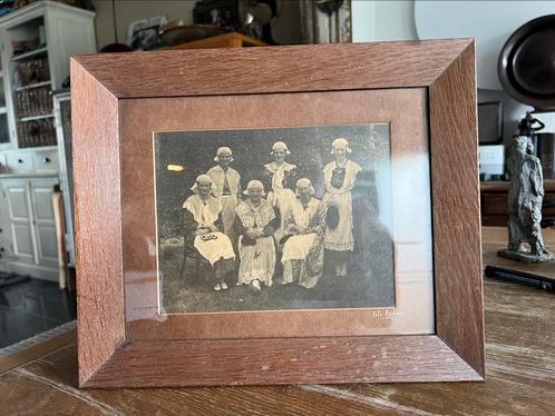 OUDE NEDERLANDSE FOTO KLEDERDRACHT MET HOUTEN LIJST, Verzamelen, Foto's en Prenten, Gebruikt, Klederdracht, Voor 1940, Ophalen of Verzenden