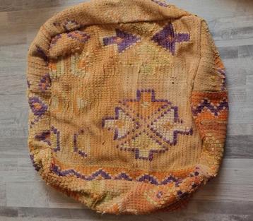 Vintage berber poef beschikbaar voor biedingen
