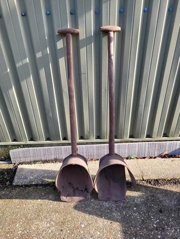 2 oude houten hoosscheppen beschikbaar voor biedingen