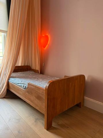 Massief houten peuterbed WOOOD + matras (70x150 cm) beschikbaar voor biedingen