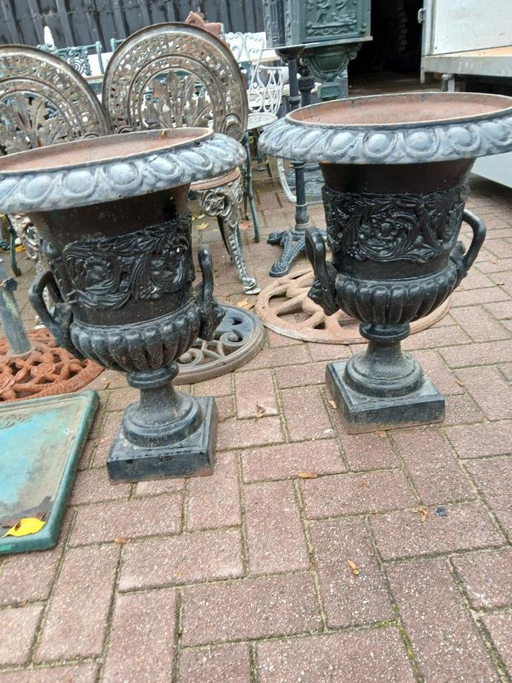 2 Gietijzeren Tuinvazen Baardman, Tuin en Terras, Tuinvazen, Ophalen