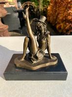 Bronzen sculptuur van een zittende dame met een hoed, Ophalen of Verzenden, Brons