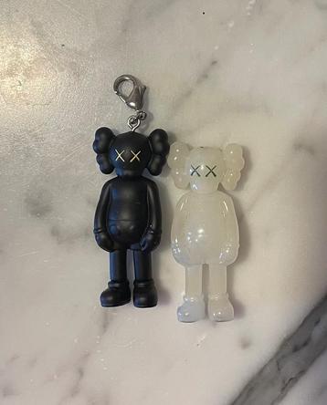 Kaws mini's zwart en wit sleutelhanger beschikbaar voor biedingen