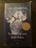 Knielen op een bed violen - Jan Siebelink, Ophalen of Verzenden, Zo goed als nieuw, Nederland