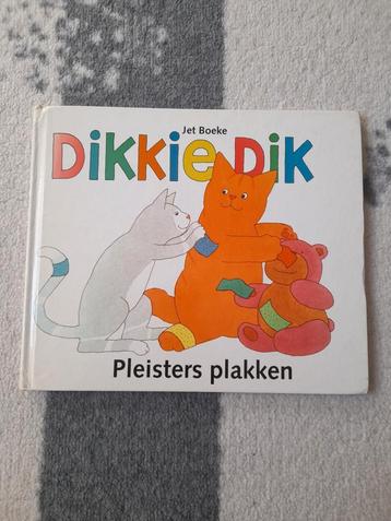 Pleisters plakken met Dikkie Dik. beschikbaar voor biedingen