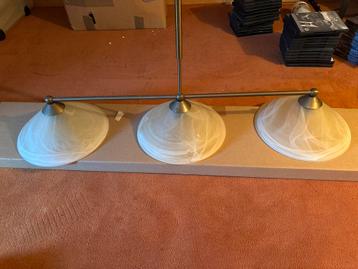Plafondlamp met 3 glazen kappen beschikbaar voor biedingen
